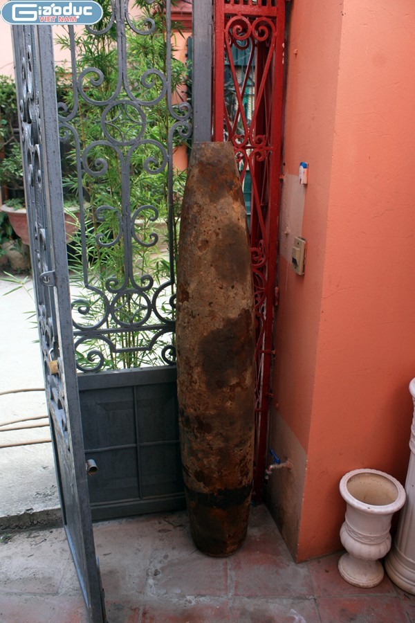 Vỏ một quả bom Mỹ được dựng ngay trước cửa nhà ông Hiệp